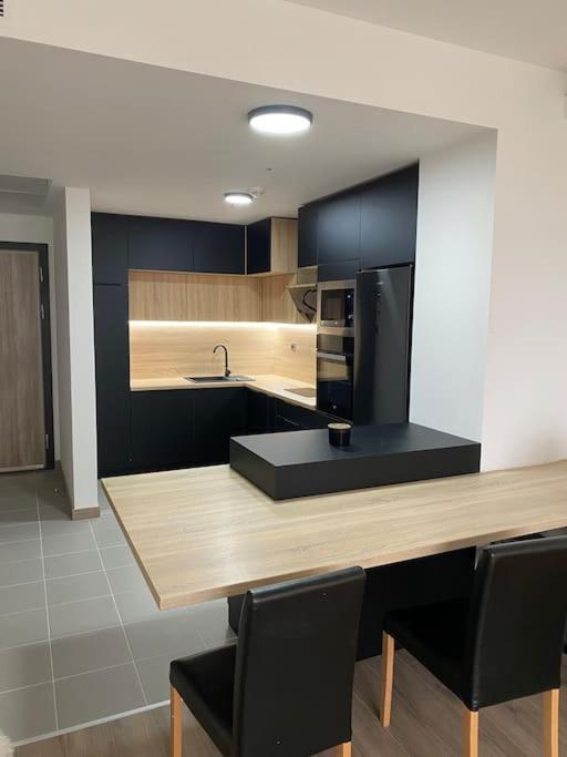 Cevahir Sky City Apartment With Spa, Pool & Fitness Included Skopje Bagian luar foto